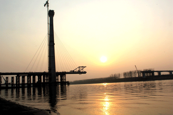 岳口漢江特大橋主塔成功封頂