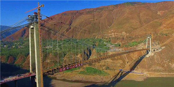 中鐵十八局二公司承建的金沙江上最大跨度懸索橋——金東大橋成功合龍