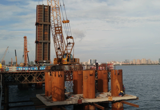 中建六局華南分公司南海明珠跨海大橋項目首個引墩鋼吊箱下放完成