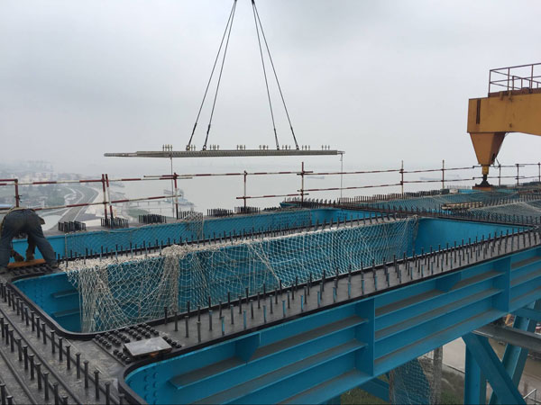 滬通長江大橋第一塊公路橋面板成功起吊安裝