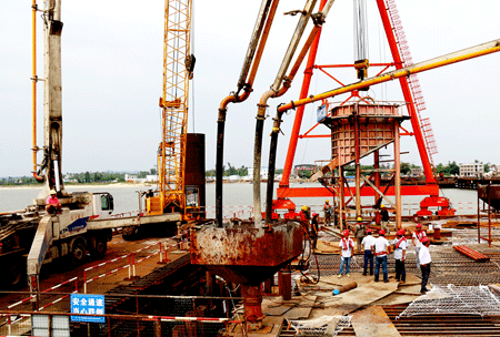 中交二航局第五工程分公司海南鋪前大橋主墩鋼板樁圍堰完成封底施工