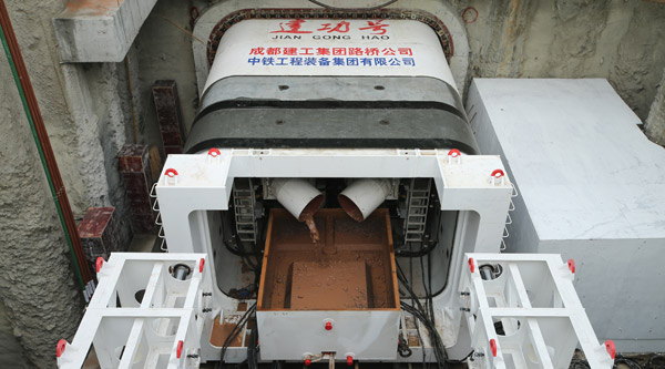 成都建筑工程集團集團川大地下停車場項目人行通道矩形盾構頂掘機施工開工