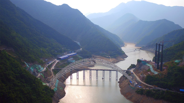 中交四公局五公司寶漢項目石門水庫特大橋主拱順利合攏