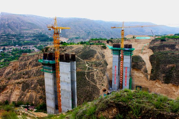 甘肅蘭州南繞城項目黃家溝大橋主墩施工成功封頂