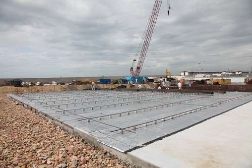  中交建設股份東人工島主線道路路基段鋼筋開始綁扎