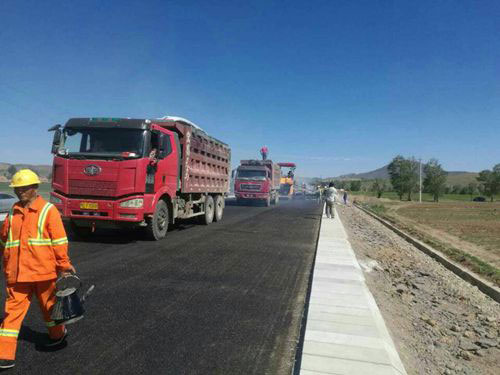 內(nèi)蒙G306項(xiàng)目完成瀝青下面層試驗(yàn)段鋪筑