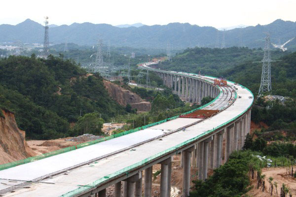 潮漳高速公路控制性工程桂坑特大橋全線合攏