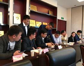 代表們就各自感興趣的問題自行分組討論與交流