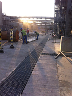 中國工人帶領外籍員工做文明施工