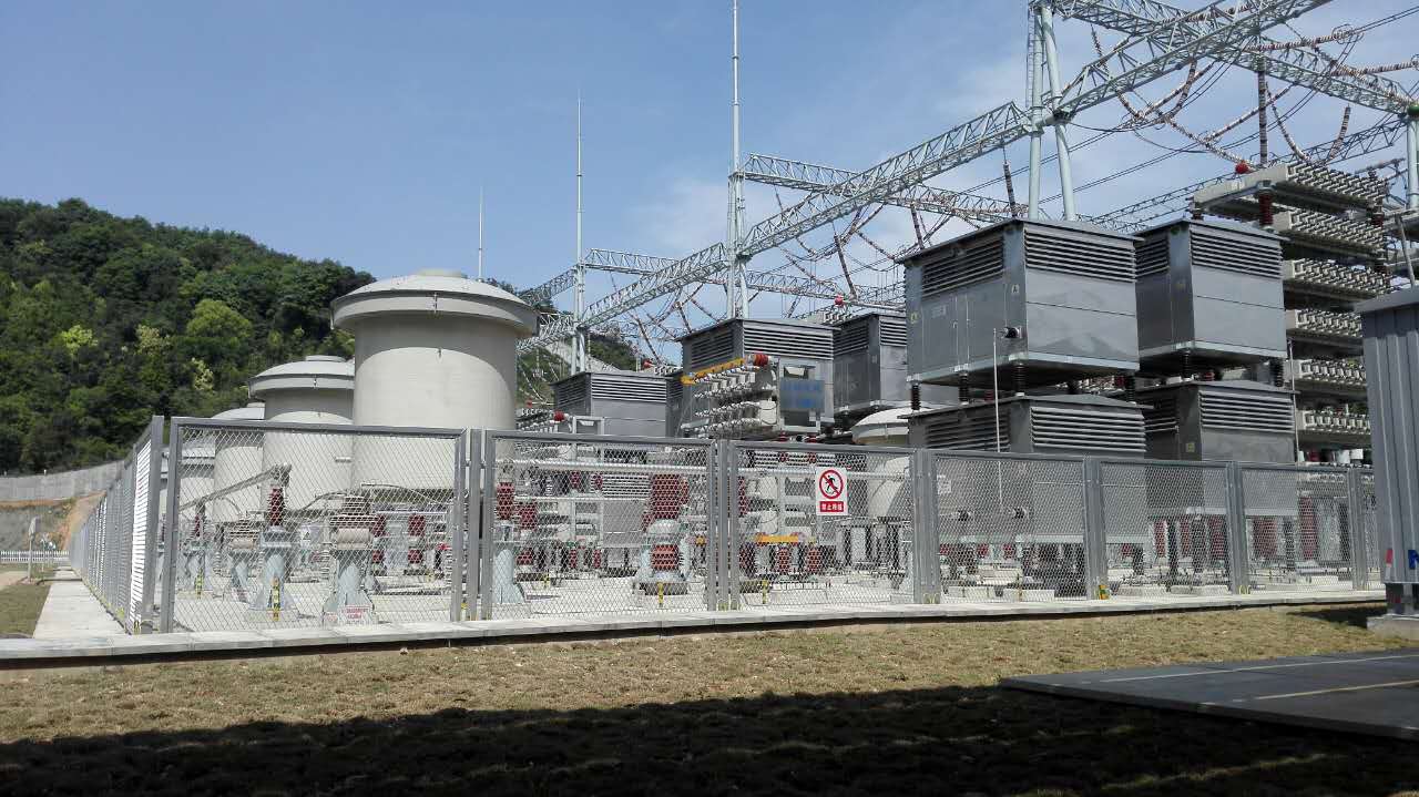 紹興換流站交流場、交流濾波器場低壓電抗、電阻、電容元件，布局整齊緊湊，節(jié)省了大量空間。