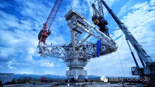 中建三中建三局全球首創(chuàng)超高層建筑&ldquo;多吊機廻轉平臺&rdquo;