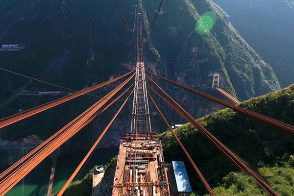 填補世界橋梁建設技術空白，新建大瑞鐵路瀾滄江特大橋順利豎轉就位