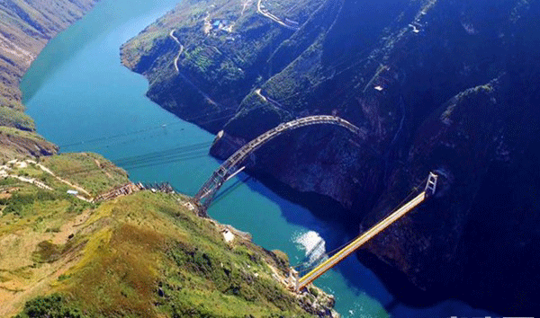 填補世界橋梁建設技術空白，新建大瑞鐵路瀾滄江特大橋順利豎轉就位