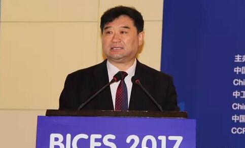 中國工程機械工業協會常務副會長兼秘書長蘇子孟作《工程機械行業運行狀況與趨勢分析》報告