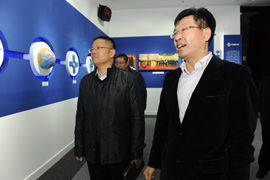 與會(huì)代表參觀企業(yè)和現(xiàn)場(chǎng)觀摩交流