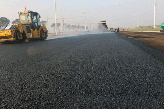 鄭州航空港項目首段瀝青攤鋪完成