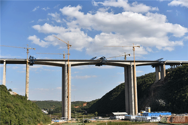 中鐵十八局三公司承建云南省高速公路最寬橋梁順利合龍