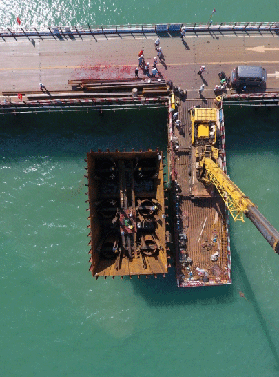 中建六局華南分公司南海明珠跨海大橋項目首個引墩鋼吊箱下放完成