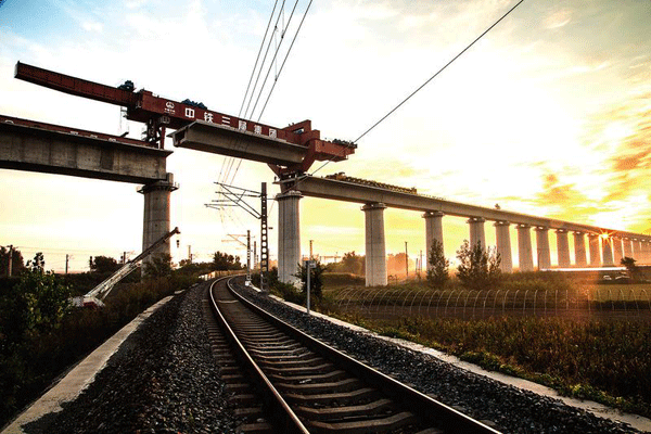 中鐵三局線橋公司完成京沈客專遼河特大橋跨既有高新鐵路下行線箱梁架設任務