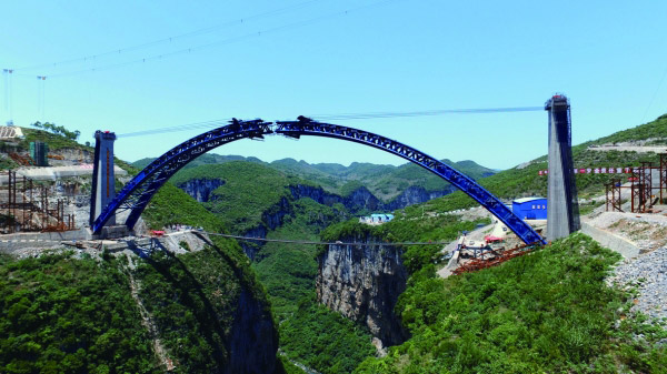 成貴高鐵2.8萬噸西溪河大橋轉體合龍