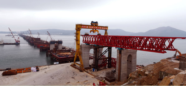 中國鐵建我國首座雙孔連做節段拼裝造橋機投入使用