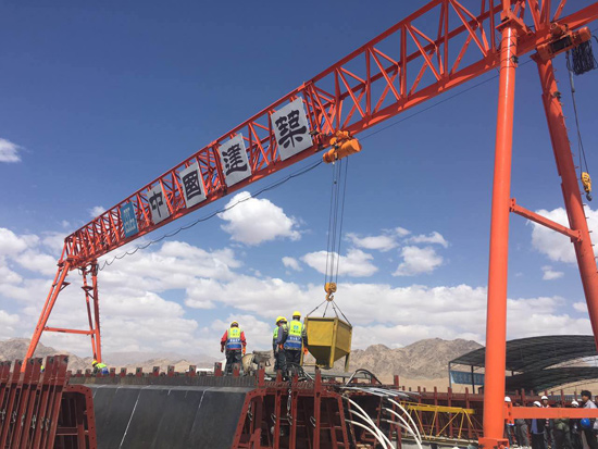 國道242甘臨一級公路全線首片箱梁澆筑施工圖片