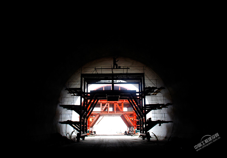 寶蘭客專隧道洞內施工