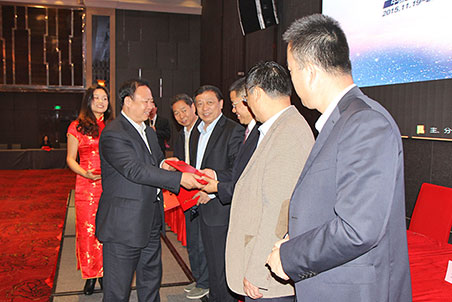 中施企協會長曹玉書為中施企協信息化工作委員會主任副主任頒發證書