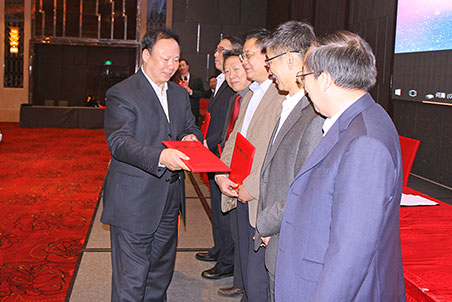 中施企協會長曹玉書為中施企協信息化專家委員會主任副主任頒發證書