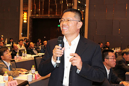 中國建筑股份公司總經濟師、中施企協信息化工作委員會副主任魯貴卿主持論壇